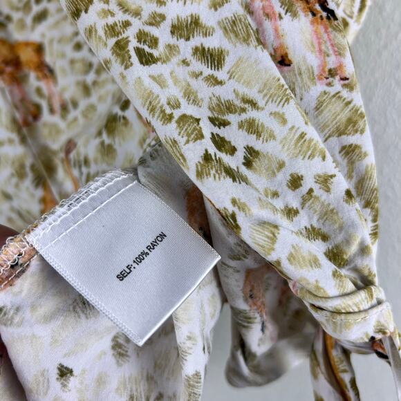 Jane + Delancey Giraffe Print Button Front Tie Hem Top Size L - Picture 3 of 5